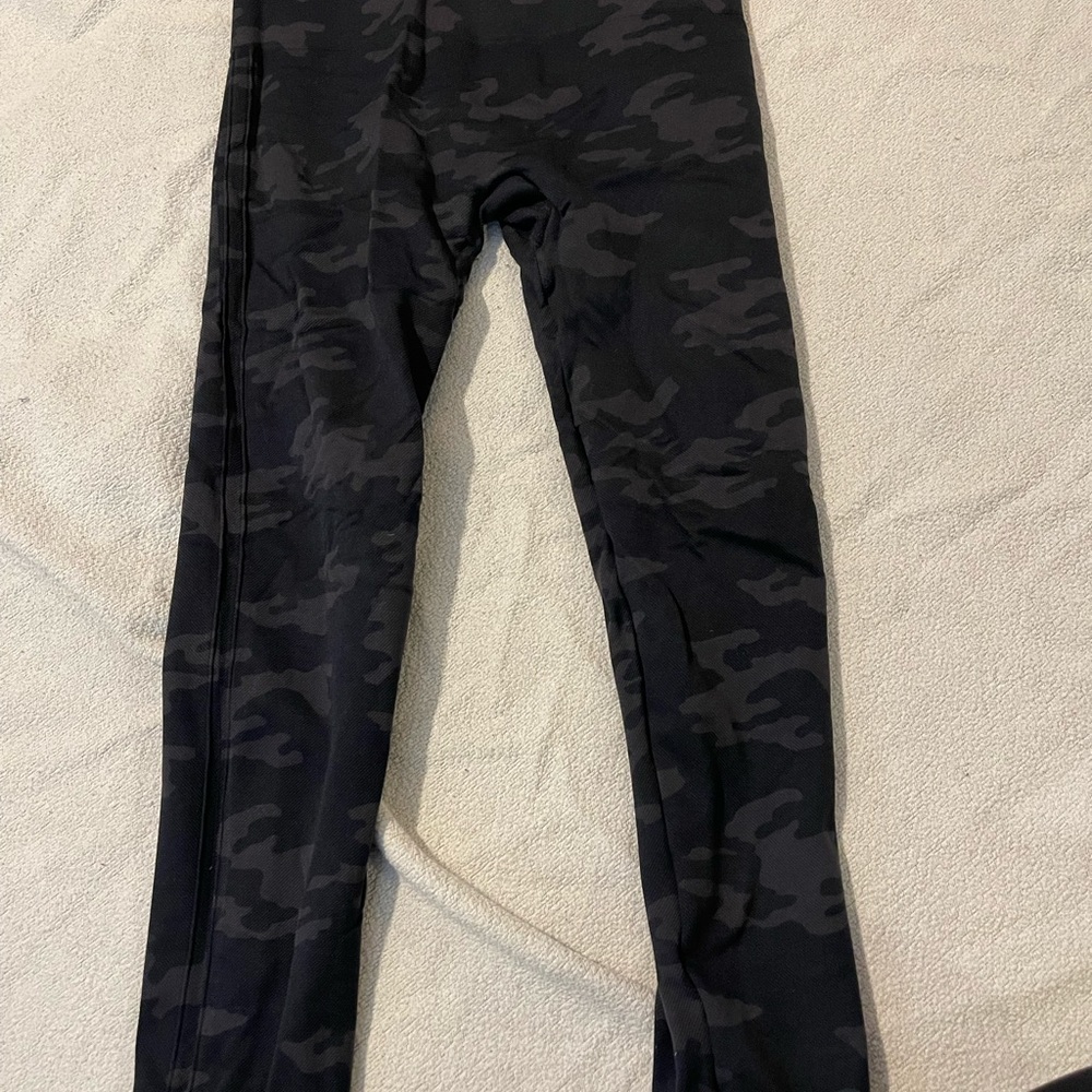 Black camo Spanx leggings size large